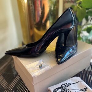 Burberry Black Patent Leather Point Toe Heels. Size 8.5